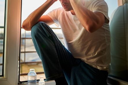 Человек держится за голову